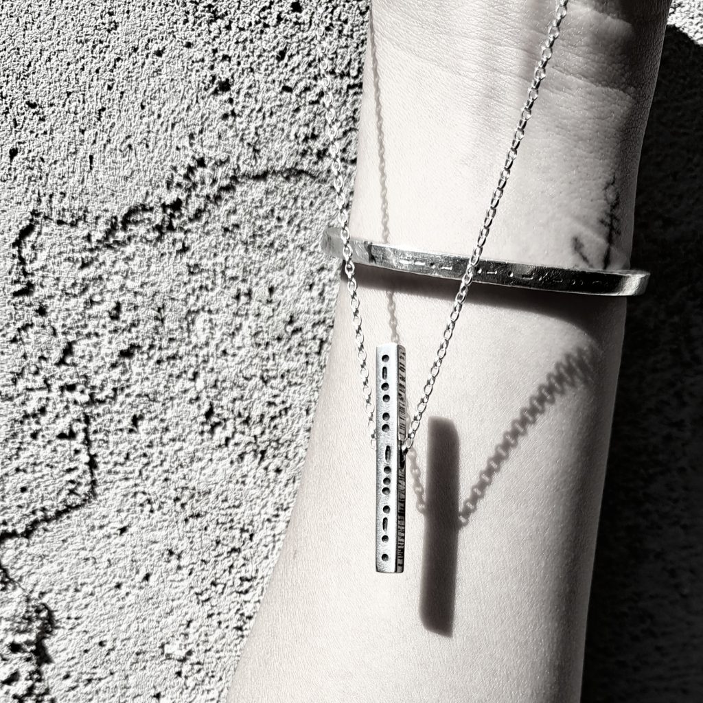 Collier réversible "LIBRE" code Morse