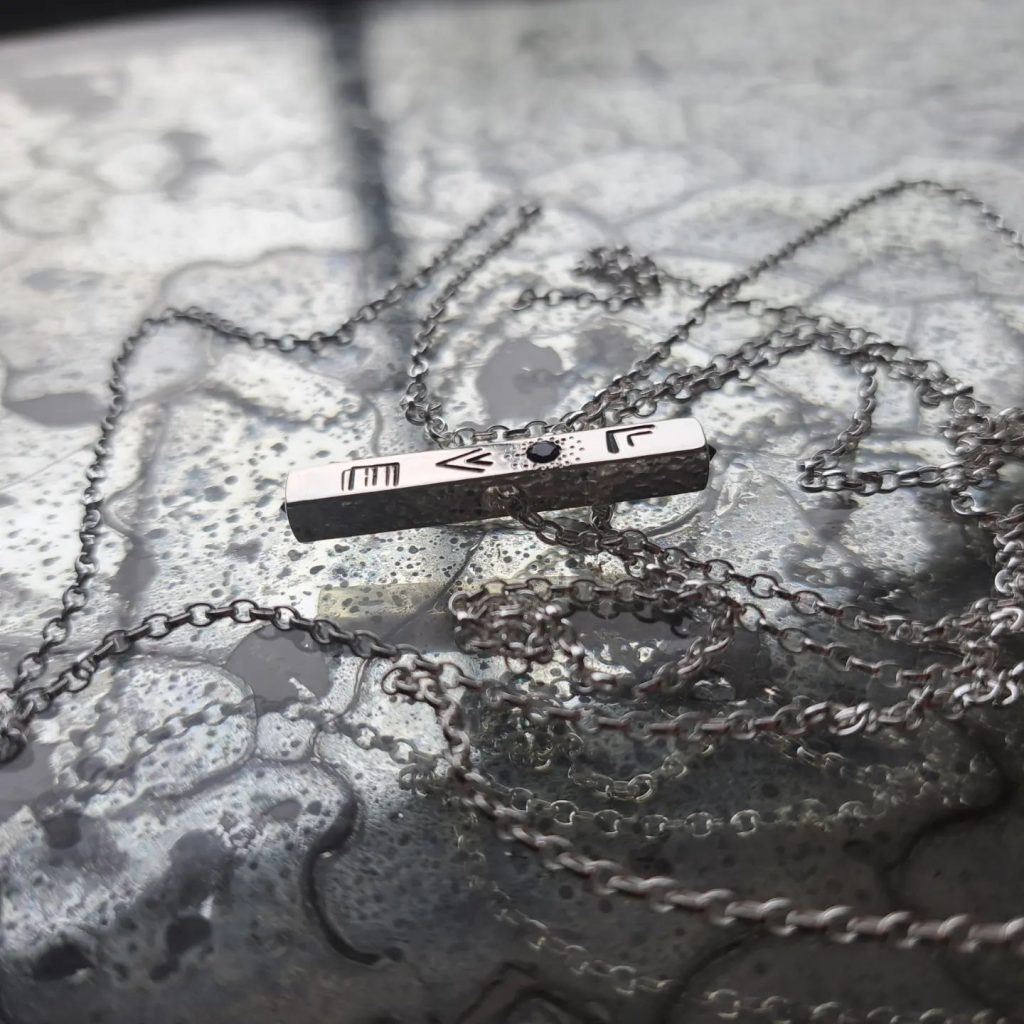 collier réversible •LOVE• saphir noir et spinelles