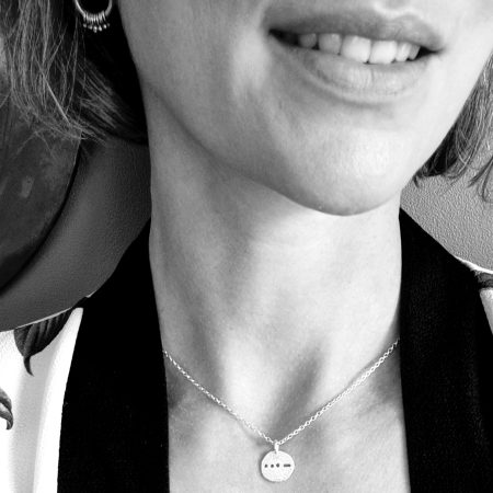 mini médaille avec 1 lettre en code morse, motif repercé, médaille texturée, pièce unique