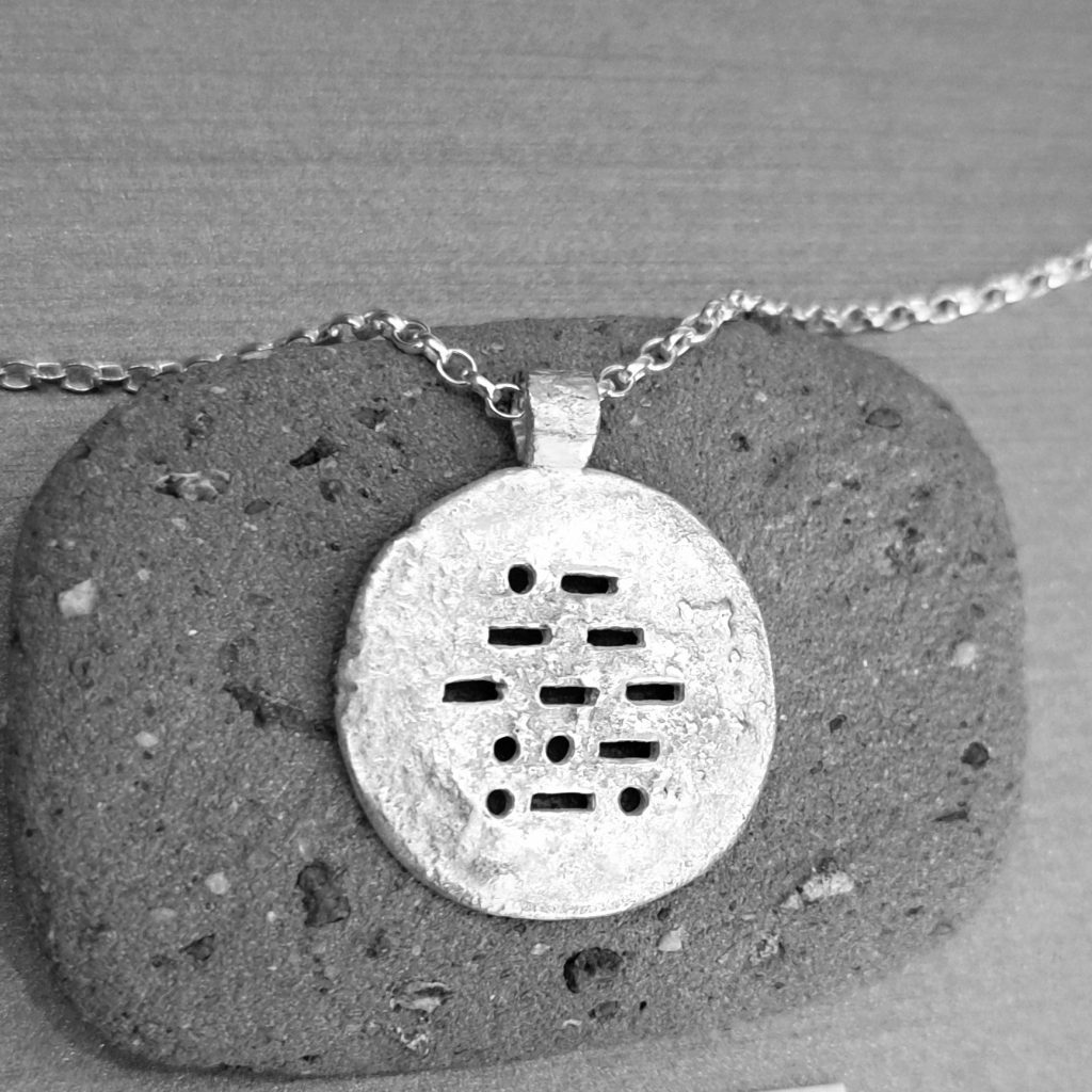 médaille argent texture brut motif code morse amour
