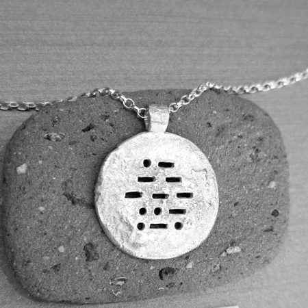 médaille argent texture brut motif code morse amour