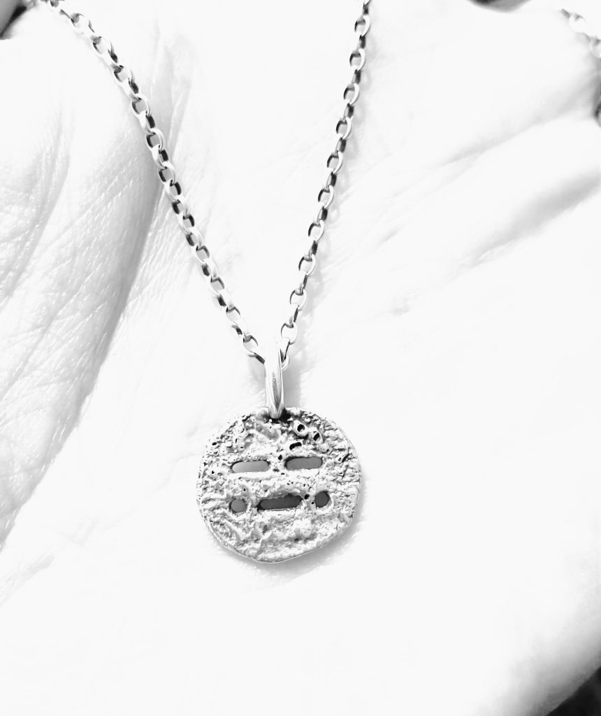 médaille code Morse 2 lettres en motif ajouré collier cadeau maman fête des mères prénom des enfants
